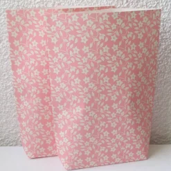 Geschenktüten Blümchen auf Rosa, 2 Stück geblümte Bodenbeutel-Papiertüten, Bodenbreite variabel