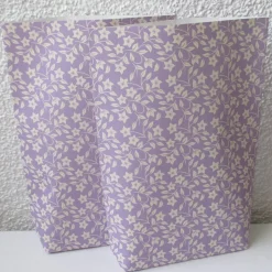 Geschenktüten Blümchen auf Flieder, 2 Stück geblümte Bodenbeutel-Papiertüten, Bodenbreite variabel