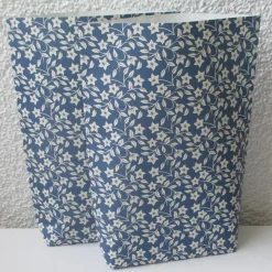 Geschenktüten Blümchen auf Blau, 2 Stück geblümte Bodenbeutel-Papiertüten, Bodenbreite variabel