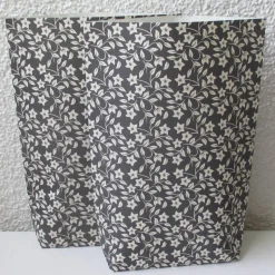 Geschenktüten Blümchen auf Schwarz, 2 Stück geblümte Bodenbeutel-Papiertüten, Bodenbreite variabel
