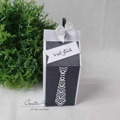 Geschenkverpackung - Milchtüte für Männer mit Krawatte in Weiß-Schwarz