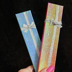 Geschenkverpackung, changierend, in Hellblau und Pink