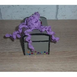 Geschenkverpackung Holz-Schatztruhe mit gehäkelter Krake