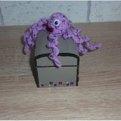 Geschenkverpackung Holz-Schatztruhe mit gehäkelter Krake