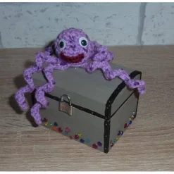 Geschenkverpackung Holz-Schatztruhe mit gehäkelter Krake