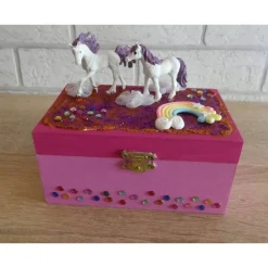 Geschenkverpackung Holztruhe mit Einhörnern, Regenbogen, Blumen und Strasssteinen