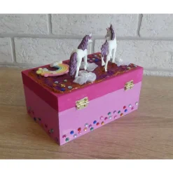 Geschenkverpackung Holztruhe mit Einhörnern, Regenbogen, Blumen und Strasssteinen