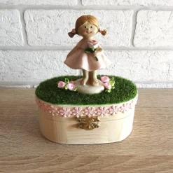 Geschenkverpackung Holztruhe Mädchen mit Rose