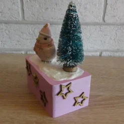 Geschenkverpackung Holztruhe mit Vogel mit Schal und Mütze und Tannenbaum