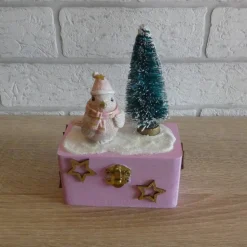 Geschenkverpackung Holztruhe mit Vogel mit Schal und Mütze und Tannenbaum