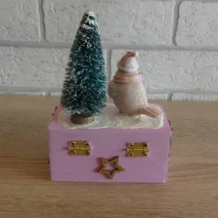 Geschenkverpackung Holztruhe mit Vogel mit Schal und Mütze und Tannenbaum