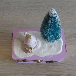 Geschenkverpackung Holztruhe mit Vogel mit Schal und Mütze und Tannenbaum