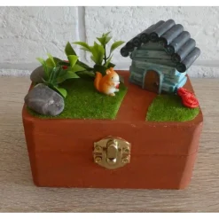 Geschenkverpackung Holztruhe - Hütte mit Garten und Eichhörnchen