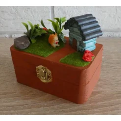 Geschenkverpackung Holztruhe - Hütte mit Garten und Eichhörnchen