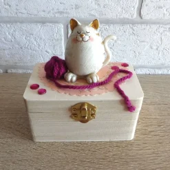 Geschenkverpackung Holztruhe - Katze mit Wollknäuel