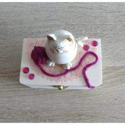 Geschenkverpackung Holztruhe - Katze mit Wollknäuel