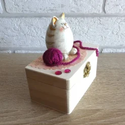 Geschenkverpackung Holztruhe - Katze mit Wollknäuel