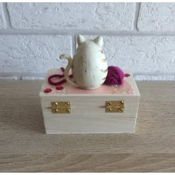 Geschenkverpackung Holztruhe - Katze mit Wollknäuel