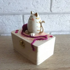 Geschenkverpackung Holztruhe - Katze mit Wollknäuel