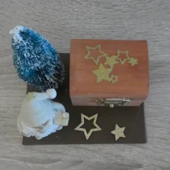 Geschenkverpackung Holztruhe mit Weihnachtsmann und Tannenbaum