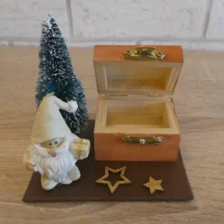 Geschenkverpackung Holztruhe mit Weihnachtsmann und Tannenbaum