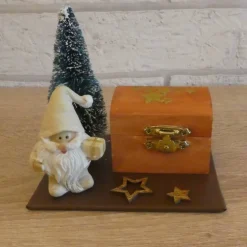 Geschenkverpackung Holztruhe mit Weihnachtsmann und Tannenbaum