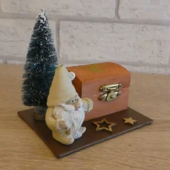 Geschenkverpackung Holztruhe mit Weihnachtsmann und Tannenbaum