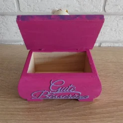 Geschenkverpackung Holztruhe "Gute Besserung" dekoriert mit Katze, Verbandszeug und Pflaster