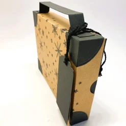 Geschenkverpackung in Kofferoptik aus Karton für ein Geldgeschenk zum Urlaub oder Reisegutschein (18x13,5x3,3 cm)