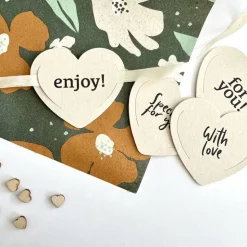 Geschenkverpackung Set FLOWERS Geschenkpapier Aufkleber Anhänger und Tüten aus Graspapier mit Blumendesign