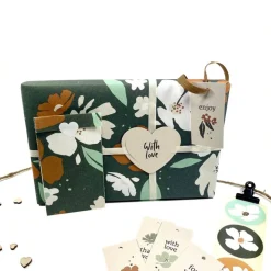Geschenkverpackung Set FLOWERS Geschenkpapier Aufkleber Anhänger und Tüten aus Graspapier mit Blumendesign