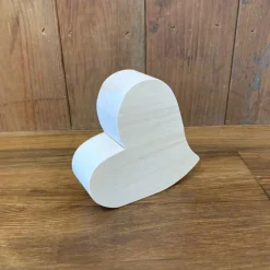 Geschwungenes Holzherz - auf Wunsch mit Gravur und Reagenzglasvase