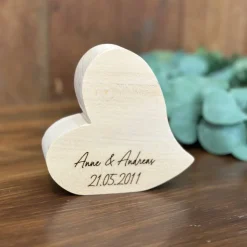 Geschwungenes Holzherz - auf Wunsch mit Gravur und Reagenzglasvase