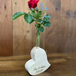 Geschwungenes Holzherz - auf Wunsch mit Gravur und Reagenzglasvase