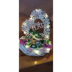 Gesteck in weißem Weidenkranz Lieblingsplatz m.beleuchtung 30x30cm