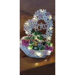 Gesteck in weißem Weidenkranz Lieblingsplatz m.beleuchtung 30x30cm