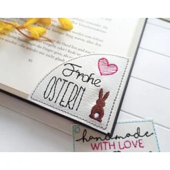 Gesticktes Lesezeichen Ostern Hase – Frohe Ostern auf weißem Kunstleder – Geschenk für Bücherfreunde