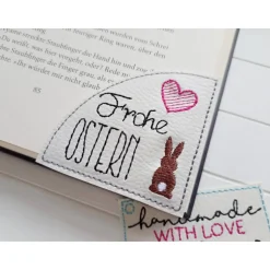 Gesticktes Lesezeichen Ostern Hase – Frohe Ostern auf weißem Kunstleder – Geschenk für Bücherfreunde