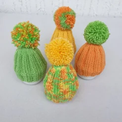 Gestrickte kleine Bommelmützen als Eierwärmer  Set aus 4 Stück  Gelb Grün Orange Frühling Ostern