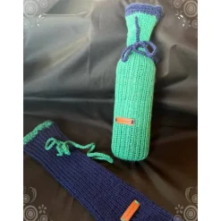 Gestrickte Socke als Verpackung für Flaschen