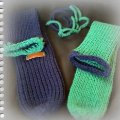 Gestrickte Socke als Verpackung für Flaschen
