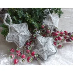 Gestrickte Sterne in Grau - Als Tischdeko zur Weihnachtszeit