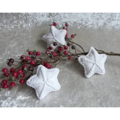 Gestrickte Sterne in Weiß - Als Tischdeko zur Weihnachtszeit
