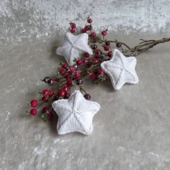Gestrickte Sterne in Weiß - Als Tischdeko zur Weihnachtszeit