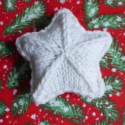 Gestrickte Sterne in Weiß - Als Tischdeko zur Weihnachtszeit