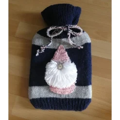 Gestrickter Wärmflaschenbezug (dunkelblau-silbergrau) mit Wichtel-Motiv (rosa-weiß-silbergrau) ink. Wärmflasche