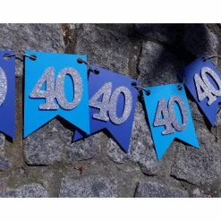 Girlande zum 40. Geburtstag in blau und dunkelblau mit silbernen Zahlen. Glitzer. Wimpel. Wimpelkette. Happy Birthday. Dekoration aus Papier.