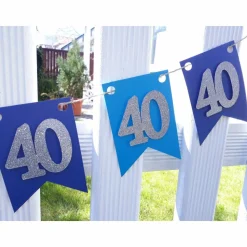 Girlande zum 40. Geburtstag in blau und dunkelblau mit silbernen Zahlen. Glitzer. Wimpel. Wimpelkette. Happy Birthday. Dekoration aus Papier.