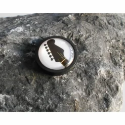 Gitarre Rock   Holzbrosche rund mit Glascabochon hell oder schwarz