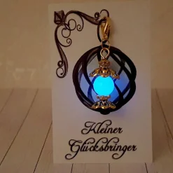 Glücksbringer Feenlicht – Goldfarbene nachtleuchtende Mini-Laterne mit Schmuckkärtchen